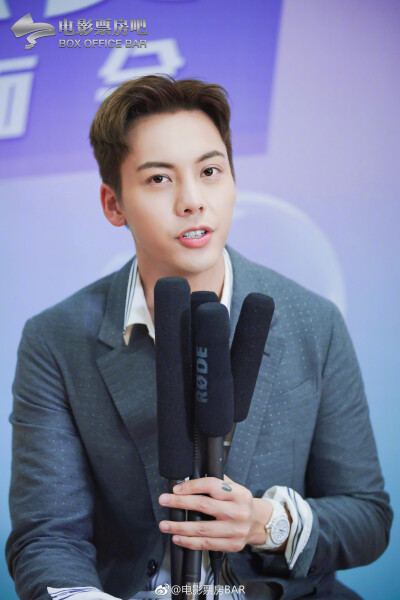 【陈伟霆 William Chan 爱奇艺VIP会员代言人】180713 爱奇艺VIP会员专属见面会 媒体群访 3345 x 5014 px (图源: 微博@电影票房BAR weibo.com/3348078992/GpMlCbbLm) 