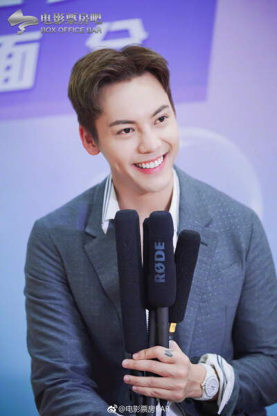 【陈伟霆 William Chan 爱奇艺VIP会员代言人】180713 爱奇艺VIP会员专属见面会 媒体群访 3345 x 5014 px (图源: 微博@电影票房BAR weibo.com/3348078992/GpMlCbbLm) 