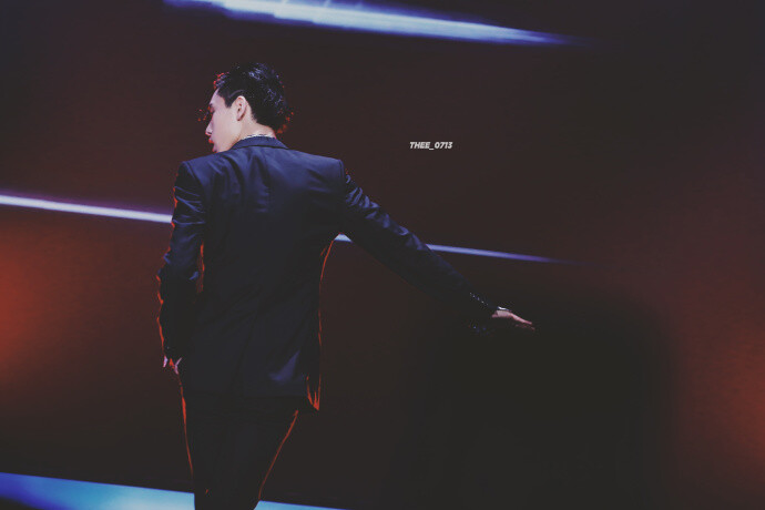 王子异 180713 北京生日会
虽然我闭上眼睛，也看不见自己
但是我却可以看见你。
—————《蓝色大门》