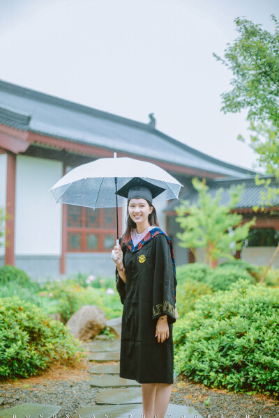 岁月神偷
摄影：洪小漩
出镜：莹莹聪聪惠怡
场地：浙大紫金港校区
毕业季已经过去，暑假也已经过了四分之一。
可是慢吞吞的我才把你们的照片整理好。
拍照时还是梅雨季节，风一阵雨一阵，把你们的毕业服吹得鼓囊囊。…