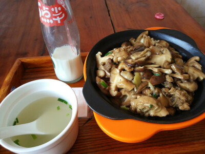 香菇鸡铁锅饭+豆奶