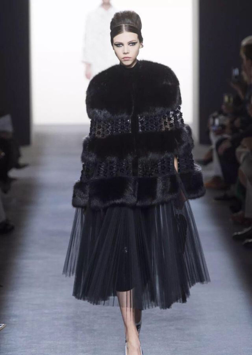 FENDI2018高定再一次展示了皮草的工艺之美
每一刻惊艳背后都是工匠们的创造