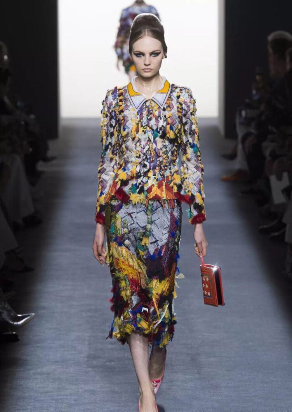 FENDI2018高定再一次展示了皮草的工艺之美
每一刻惊艳背后都是工匠们的创造