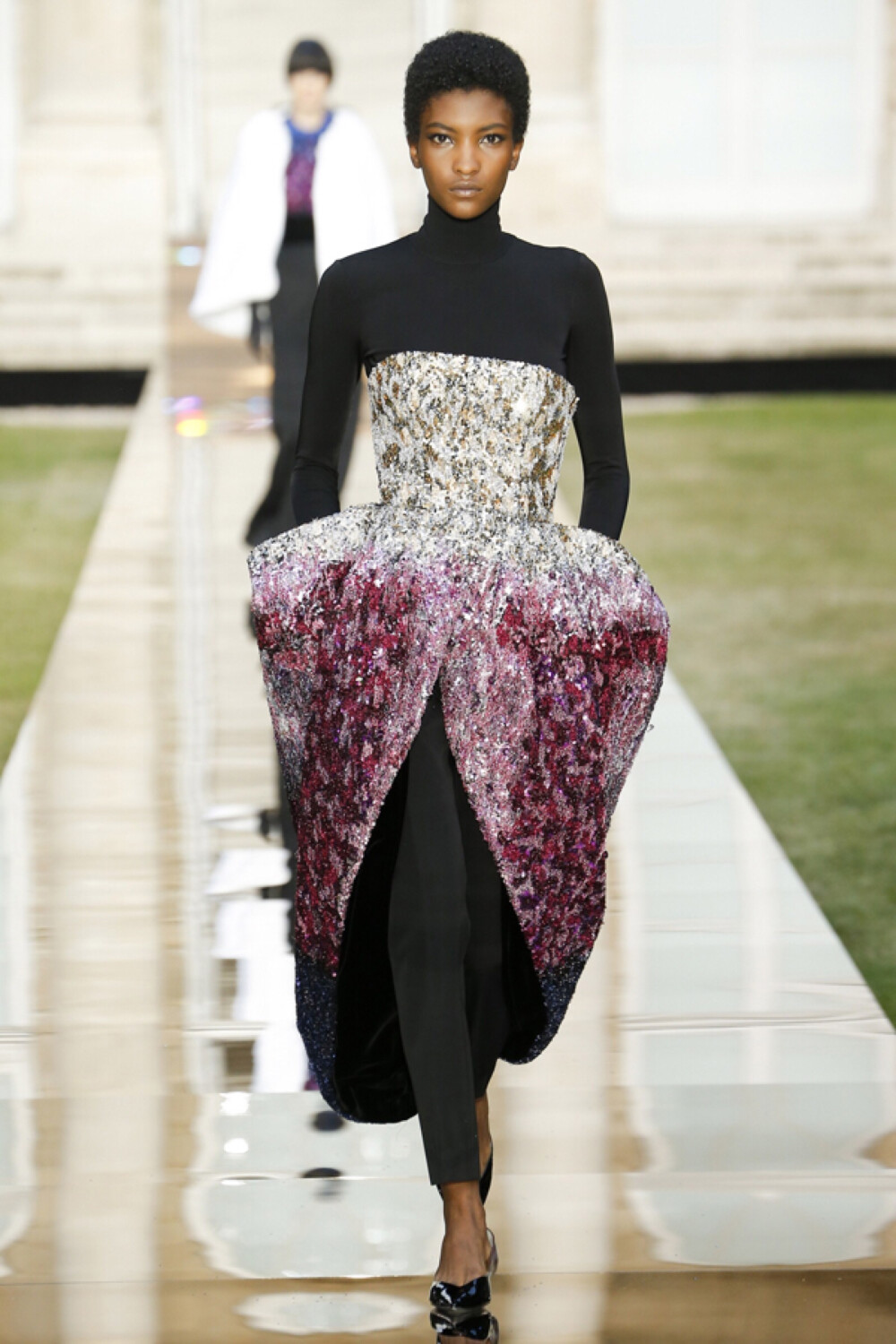 法国奢侈品牌 Givenchy（纪梵希）于巴黎高定时装周发布2018秋冬高级定制系列