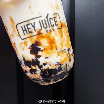  HEY JUICE 新品黑金系列竟然是方形珍珠
是的！珍珠原来可以是方的！黑金魔方，真的很有意思了，黑糖珍珠真滴吃不腻～
【 黑金牛牛 】味全鲜牛奶+ 方形黑糖珍珠，奶味浓郁，黑糖香甜，魔方糯糯QQ的～
【 奥金奥利奥 …