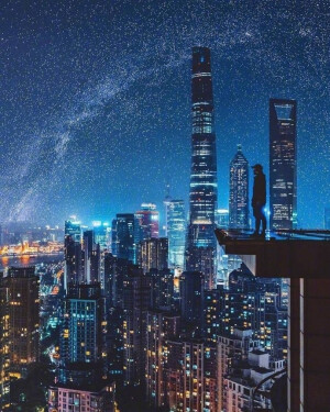 上海的夜景，真的是无敌好看啊~ via:摄影师 ​