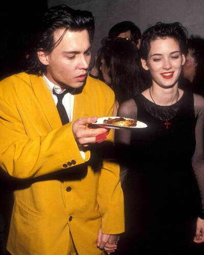 Johnny Depp and Winona Ryder, 1990 ​​​转自weibo@逆翾