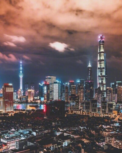 上海的夜景，真的是无敌好看啊~ via:摄影师 ​