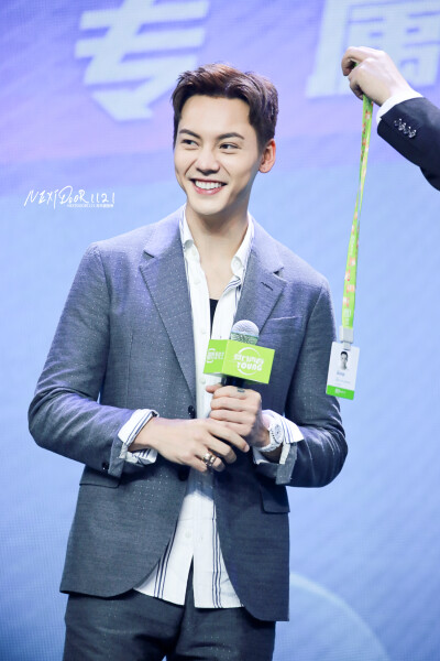 【陈伟霆 William Chan 爱奇艺VIP会员代言人】180713 爱奇艺VIP会员专属见面会 1500 x 2249 px (图源: 微博@NEXTDOOR1121_陈伟霆图博 weibo.com/5489552365/GpV6bm04g) 