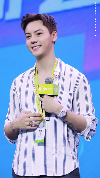 【陈伟霆 William Chan 爱奇艺VIP会员代言人】180713 爱奇艺VIP会员专属见面会 1692 x 3008 px (图源: 微博@SERENDIPITY_W陳偉霆圖博 weibo.com/6100222484/Gq0El6MZj) 