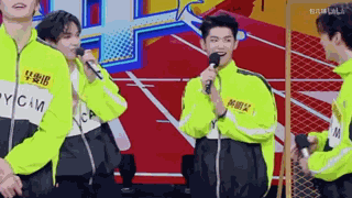 偶像练习生 范丞丞 黄明昊
#皇权富贵#
“范丞丞，我好爱你啊 ”
“丞丞才不会挤我”
“说什么皇权富贵”
“不想遇到Justin”