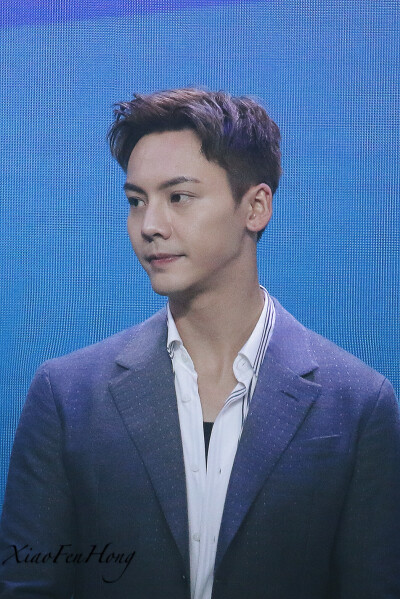 【陈伟霆 William Chan 爱奇艺VIP会员代言人】180713 爱奇艺VIP会员专属见面会 951 x 1425 px (图源: 微博@港城长腿兔饲养员小粉红 weibo.com/1393560551/GpMUvcqgh) 