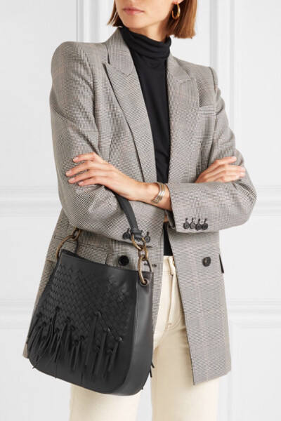 
Bottega Veneta 这款手提包以柔软的皮革手工制成，运用了品牌特有的 Intrecciato 编织工艺，包身上更有一条条以拉出打结方式得来的流苏，别具时髦气息。松垮的它让你随意夹于臂弯中携带，充裕的空间则可收纳日常必…