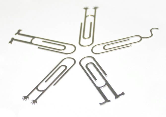 童话小书签
在寒冷的冬日里，最好坐在自己温暖的房子里，花一整天时间读一本好书。
小书签“童话”用到了大回形针伸出手的形式，用幽默的方式帮助你找到正确的页面。它们看起来像幻想的生物或童话人物，夹在书中。
这个想法来自韩国设计工作室i3Lab。它们可单独使用，并且有五件样式。它们是由不锈钢制成，在2011年获这个设计得了红点设计大奖。
想了解很更多,
浏览的官网：www.bjs1987.com
微信公众号：ibjs1987（BJs原创设计和印刷实验室）