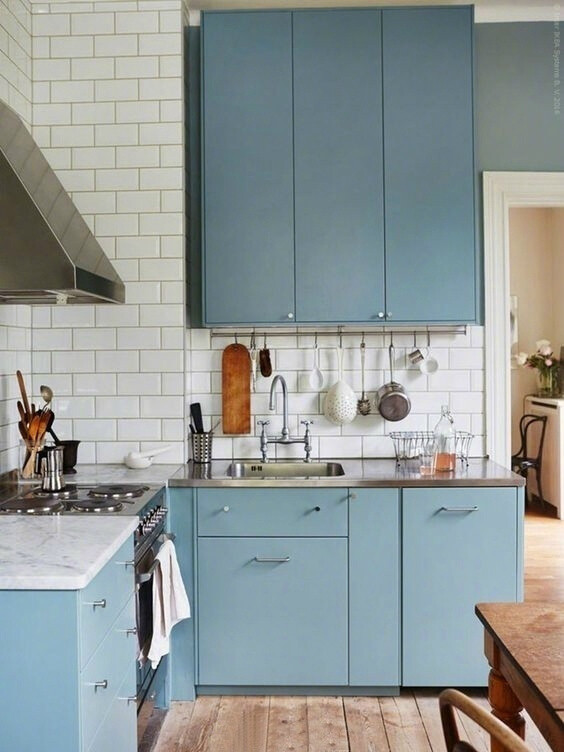 选用单色系橱柜，与墙面深浅搭配，令厨房更具简洁清爽感。 ​​​​