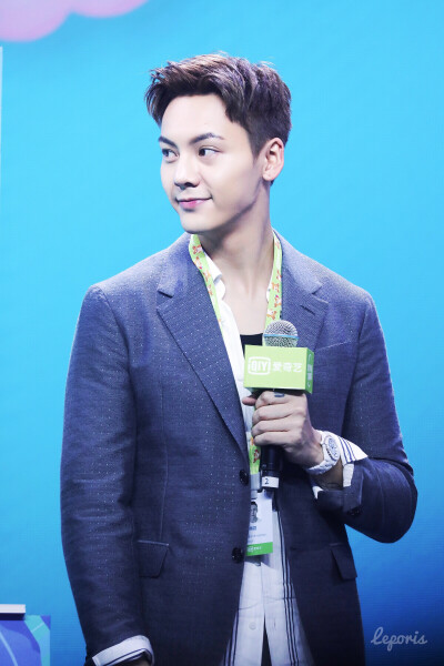 【陈伟霆 William Chan 爱奇艺VIP会员代言人】180713 爱奇艺VIP会员专属见面会 2000 x 3000 px (图源: 微博@天兔_Leporis陈伟霆图博 weibo.com/3749568271/Gq50yBKHc) 