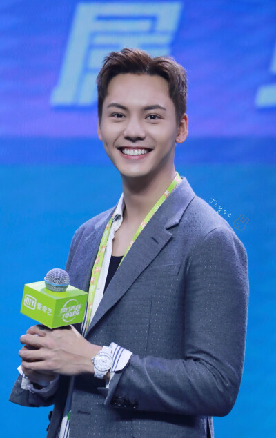 【陈伟霆 William Chan 爱奇艺VIP会员代言人】180713 爱奇艺VIP会员专属见面会 960 x 1525 px (图源: 微博@joycelelejoy很等等 weibo.com/6312971464/GpWbToYiV) 