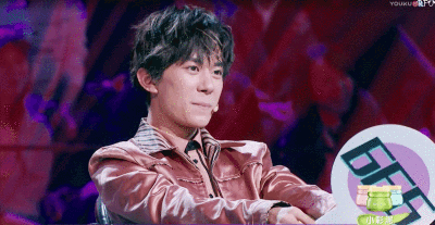 易烊千玺仰头大笑