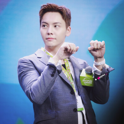 【陈伟霆 William Chan 爱奇艺VIP会员代言人】180713 爱奇艺VIP会员专属见面会 3305 x 3305 px (图源: 微博@Waddict陈伟霆兔粮库 weibo.com/5802724479/GpMrsw9Gy)