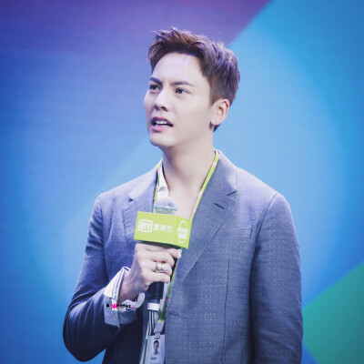 【陈伟霆 William Chan 爱奇艺VIP会员代言人】180713 爱奇艺VIP会员专属见面会 3566 x 3566 px (图源: 微博@Waddict陈伟霆兔粮库 weibo.com/5802724479/Gq1DvtCcA)