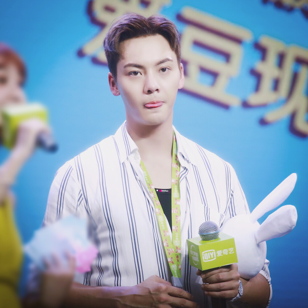 【陈伟霆 William Chan 爱奇艺VIP会员代言人】180713 爱奇艺VIP会员专属见面会 3589 x 3589 px (图源: 微博@Waddict陈伟霆兔粮库 weibo.com/5802724479/Gq1DvtCcA)