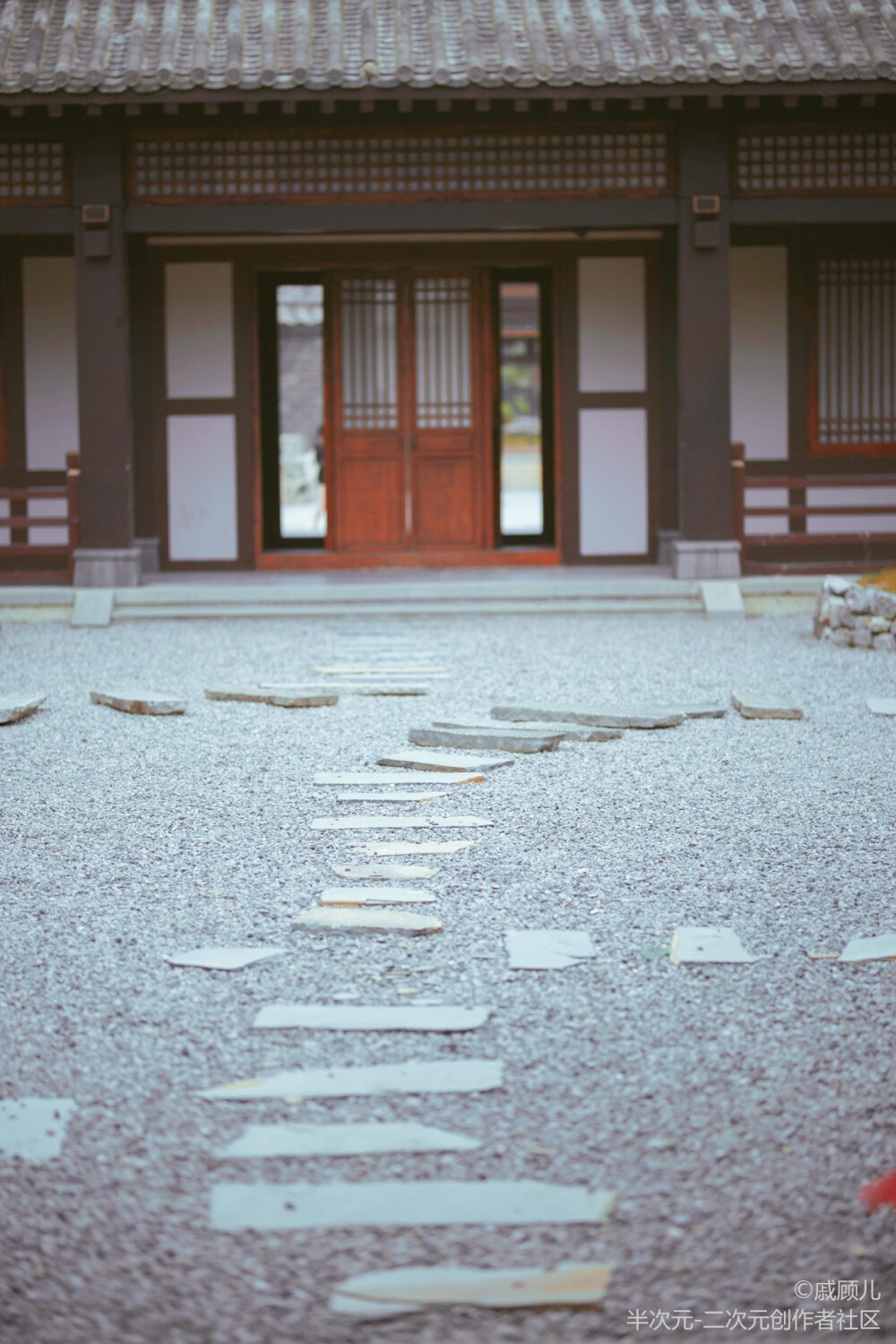 马蹄过，几瓣樱花乍起
莺歌恰恰，便是江南
————————————————————
云裳羽衣·虞姬套装：@戚顾儿
(@戚777777777777777777 )
摄影：@一枕清辞
后期：@丶昔轨
妆造：@一心只想化妆的阿蕾
后勤：@-九疑- @咸柠酥饼_