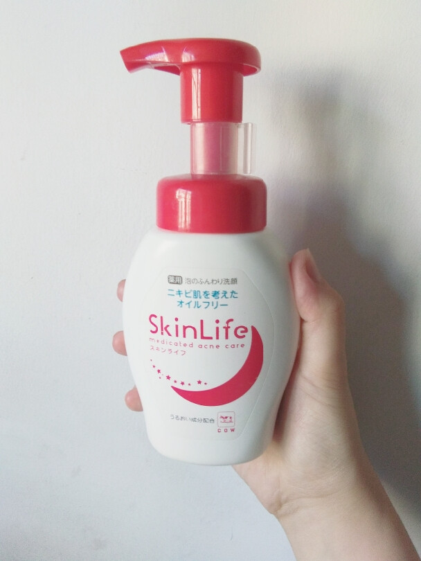 COW牛乳石碱skinlife祛痘洁面泡沫 （200ml） RMB56 泡沫绵密细腻，有效控油祛痘，适合偏油性皮肤 配合其他祛痘产品使用一段时间，痘痘会逐渐变少 清洁力较强，洗完脸不干不紧绷，温和不刺激 味道好评，有一股淡淡花香