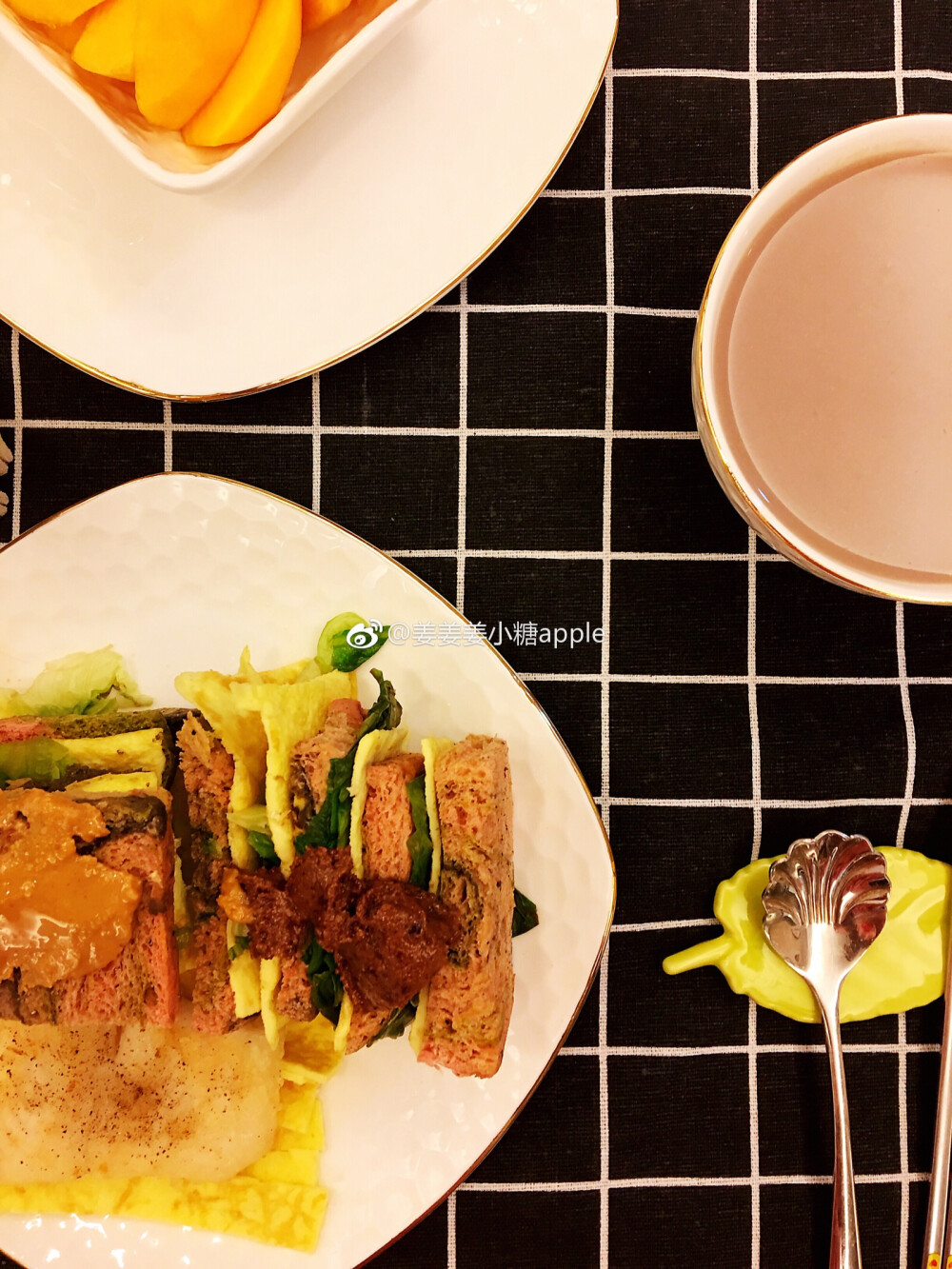 #美食每刻#周二，早上好！今日早餐：黄桃，三明治+煎鱼，红豆糊
#虽是同样的情况，然而不同的意念，就会产生不同的效果。思想是奇妙的，如何去想，决定权在你自己。#