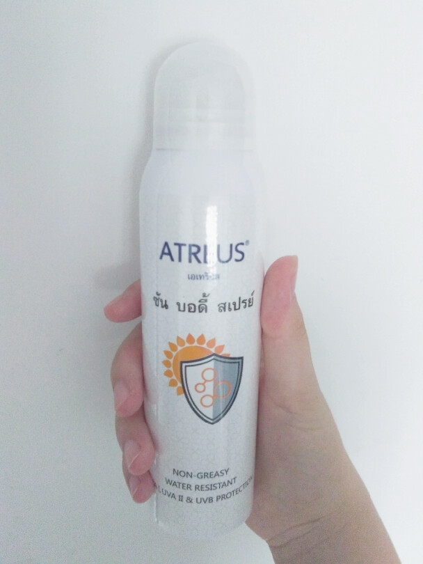 ATREUS牛奶美白防晒喷雾 SPF50 PA+++ （150ml）RMB49 适用于所有肤质，清爽防水不假白，集合了素颜霜+隔离+防晒+爽肤水的功效，有美白的效果，但是没有假白感，而且非常水润，清爽不油腻，涂完后可以在皮肤表面形成薄薄的紫外线防护膜 长达十二小时的持久防晒能力，物流和化学双重防晒，更温和更轻薄~ 味道超级好闻，浓浓奶香味，甜甜的，防水效果也挺好~不足之处在于有点难推开，肤色偏黑的小仙女一不小心就会涂成小花猫⊙ω⊙涂脸的话应该先喷在手上，再对着镜子一点一点均匀地抹到脸上……