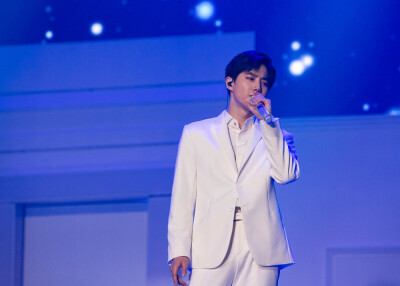 EXO 金俊勉Suho 金珉锡Xiumin 金钟大Chen 边伯贤Baekhyun 朴灿烈Chanyeol 张艺兴Lay 吴世勋Sehun 金钟仁Kai 都璟秀D.O. 