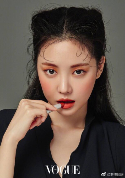 孙娜恩拍摄的Shu Uemura × Yazbukey Rouge Unlimited Supreme Matte Lipstick最新广告宣传片 ，大突破的妆容还有一点坏坏的感觉，最喜欢第一个橙红色的妆容，简直完美消化。 