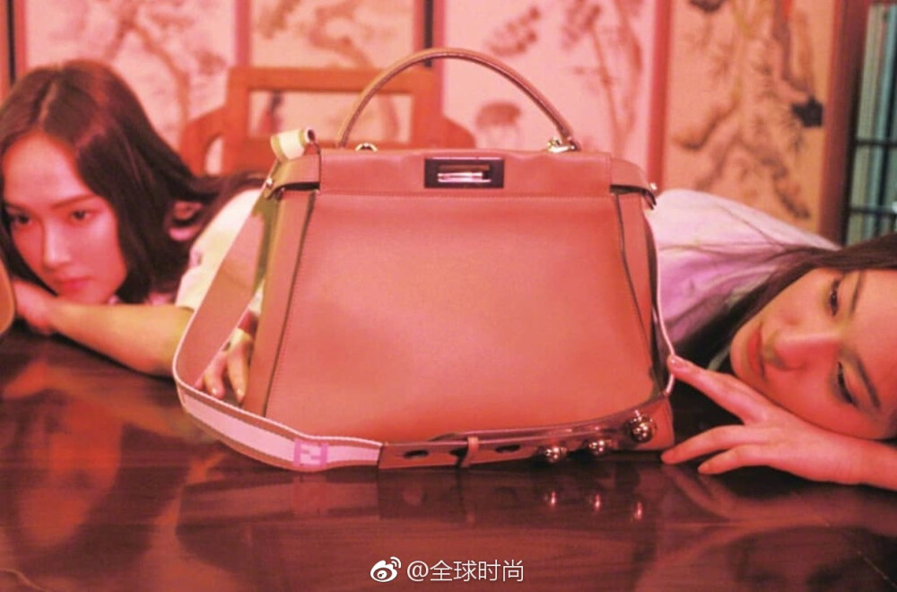 #Jessica# &amp; #Krystal# 一同为Fendi &quot;MeAndMyPeekabo&quot;拍摄复古大片，亲姐妹一起拍广告的感觉是不是特别不一样？ ​