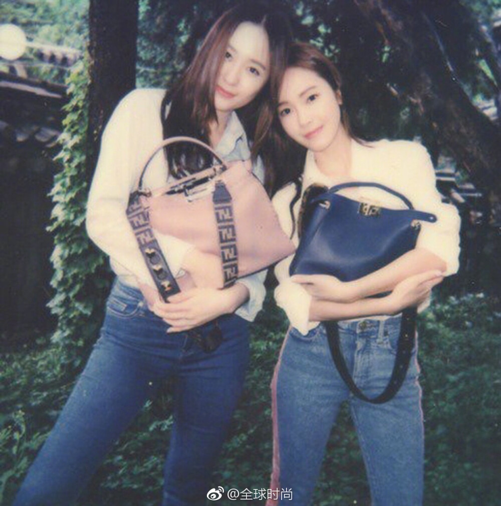 #Jessica# &amp; #Krystal# 一同为Fendi &quot;MeAndMyPeekabo&quot;拍摄复古大片，亲姐妹一起拍广告的感觉是不是特别不一样？ ​