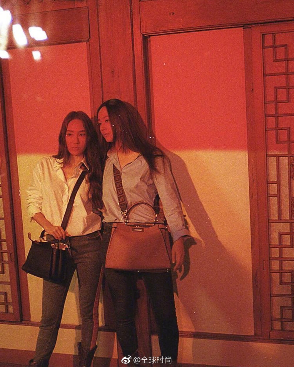 #Jessica# &amp; #Krystal# 一同为Fendi &quot;MeAndMyPeekabo&quot;拍摄复古大片，亲姐妹一起拍广告的感觉是不是特别不一样？ ​