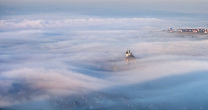 浓雾中的波兰皮耶尼内山脉，如梦如幻的天空之城By Marcin Sobas ​​​​