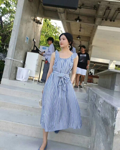 垂感较好的面料，穿着舒爽惬意，上身落落大方,有种子小清新的感觉
天蓝色和鹅黄色是我比较喜欢的颜色之一,不要问我为什么,显白呀！
再加上条纹的设计,穿上去谁还不是个小仙女啊~
有兴趣的加WX：hahaha66660666