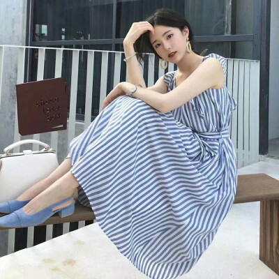 垂感较好的面料，穿着舒爽惬意，上身落落大方,有种子小清新的感觉
天蓝色和鹅黄色是我比较喜欢的颜色之一,不要问我为什么,显白呀！
再加上条纹的设计,穿上去谁还不是个小仙女啊~
有兴趣的加WX：hahaha66660666