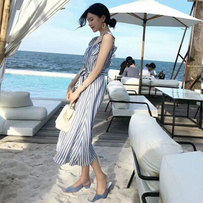 垂感较好的面料，穿着舒爽惬意，上身落落大方,有种子小清新的感觉
天蓝色和鹅黄色是我比较喜欢的颜色之一,不要问我为什么,显白呀！
再加上条纹的设计,穿上去谁还不是个小仙女啊~
有兴趣的加WX：hahaha66660666