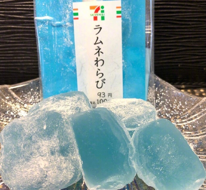 日本711便利店推出的清凉的弹珠汽水味蕨饼 ​​​​