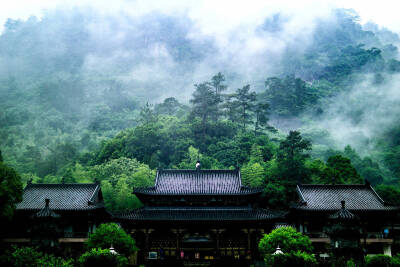 空山古寺，意摇濛濛