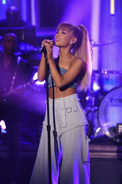 Ariana Grande a妹
2016/09/08做客Jimmy Fallon秀 ​​​