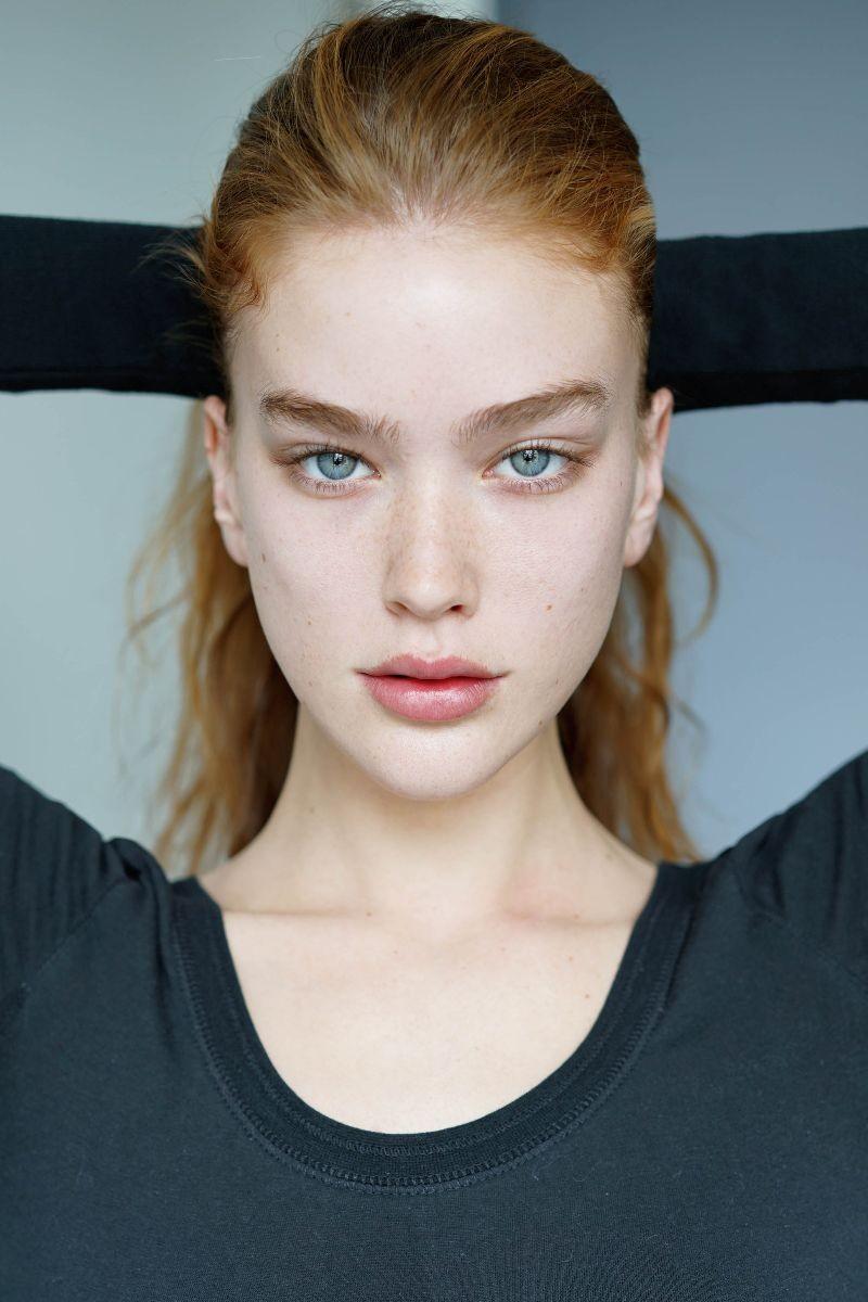 美国模特Lindsay Whidby向上挑起的眉毛、眼角和嘴角使她看上去非常有辨识度