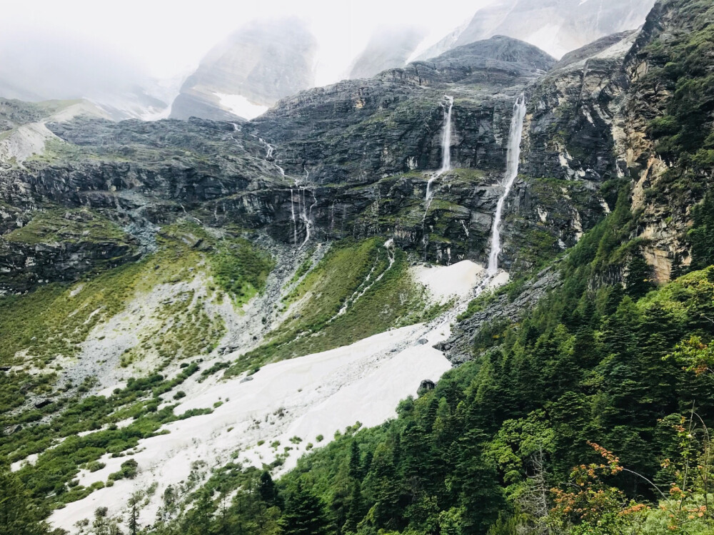 稻城亚丁 旅拍 风景
五色湖&牛海海
你们只看到了无比美丽的风景，可你却不知道想看到这风景，背后的艰辛。—我的18岁