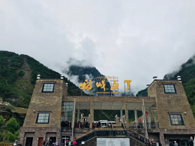 稻城亚丁 旅拍 风景
你们只看到了无比美丽的风景，可你却不知道想看到这风景，背后的艰辛。—我的18岁