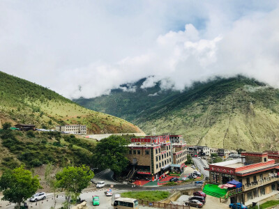 稻城亚丁 旅拍 风景
你们只看到了无比美丽的风景，可你却不知道想看到这风景，背后的艰辛。—我的18岁