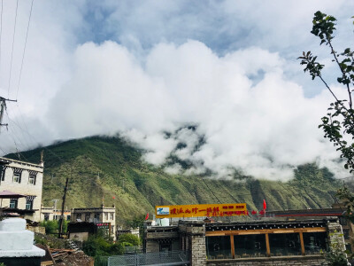 稻城亚丁 旅拍 风景
你们只看到了无比美丽的风景，可你却不知道想看到这风景，背后的艰辛?！业?8岁