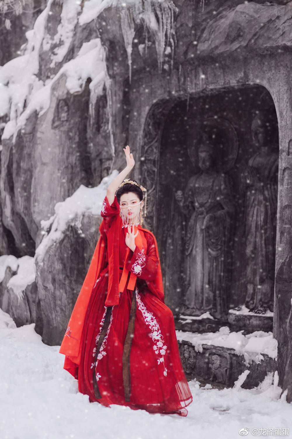 「江湖梦·二｜雪之舞」
传说西域的石漠上 有一位舞娘
她的舞姿卓绝 天生媚骨
但没有人真的见过她起舞
传说她曾爱上了一位浪迹天涯的侠士
他走后 她便不再跳舞
“若这石漠降雪 那便是祭奠这世间所有逝去的爱情 而又是我的重生 ”
摄影/后期：@龙泽蛋蛋
出镜：@-冥子-
造型：@虞丘素就是素素啦
#武汉约拍##襄阳约拍##唐城##汉服摄影##汉服写真集#