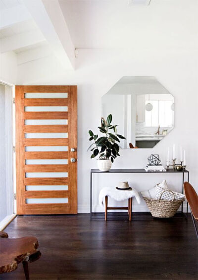 玄关作为进出家门的必经之地，良好的玄关鞋柜设计可以带来很多便利，嵌入式鞋柜一般是和进门吊顶结合设计的，不仅美观实用而且节省室内空间。利用墙面的空间，在考虑墙体的承重范围下，在玄关处设计嵌入式鞋柜。还可…