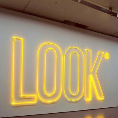 宸疚/乐清 黄色背景图