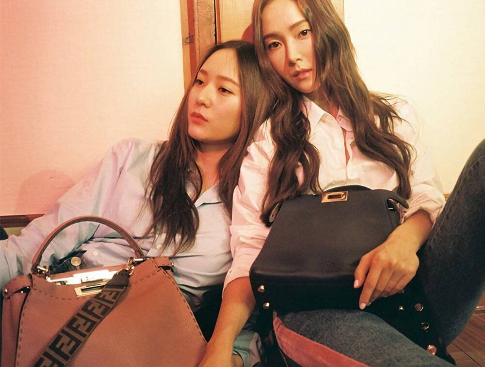 郑秀晶和郑秀妍
krystal &Jessica